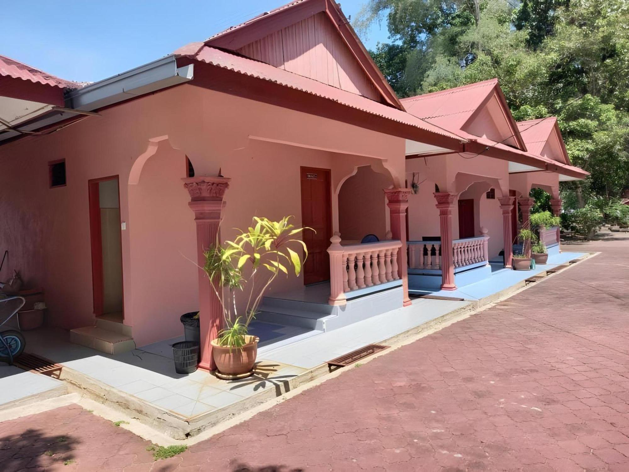 Oyo 90744 Bari Indah Beach Resort Kuala Terengganu Kültér fotó