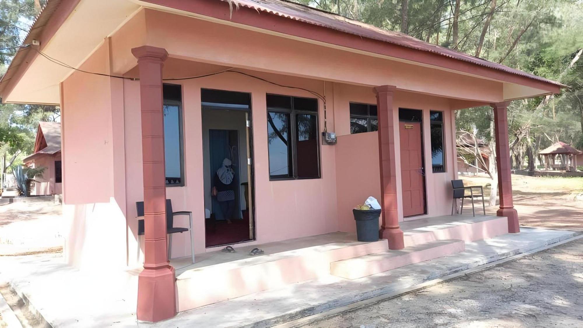 Oyo 90744 Bari Indah Beach Resort Kuala Terengganu Kültér fotó