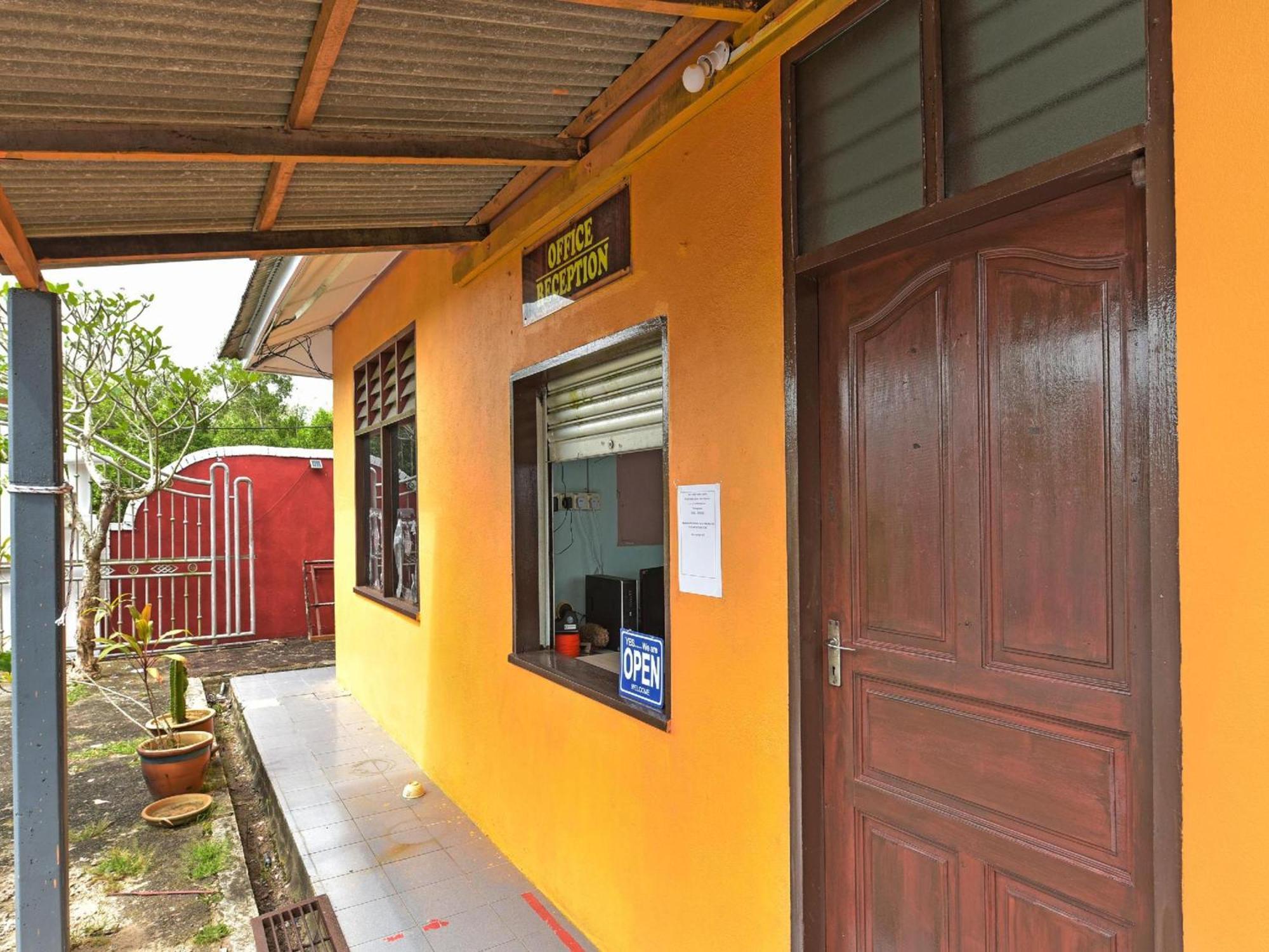 Oyo 90744 Bari Indah Beach Resort Kuala Terengganu Kültér fotó