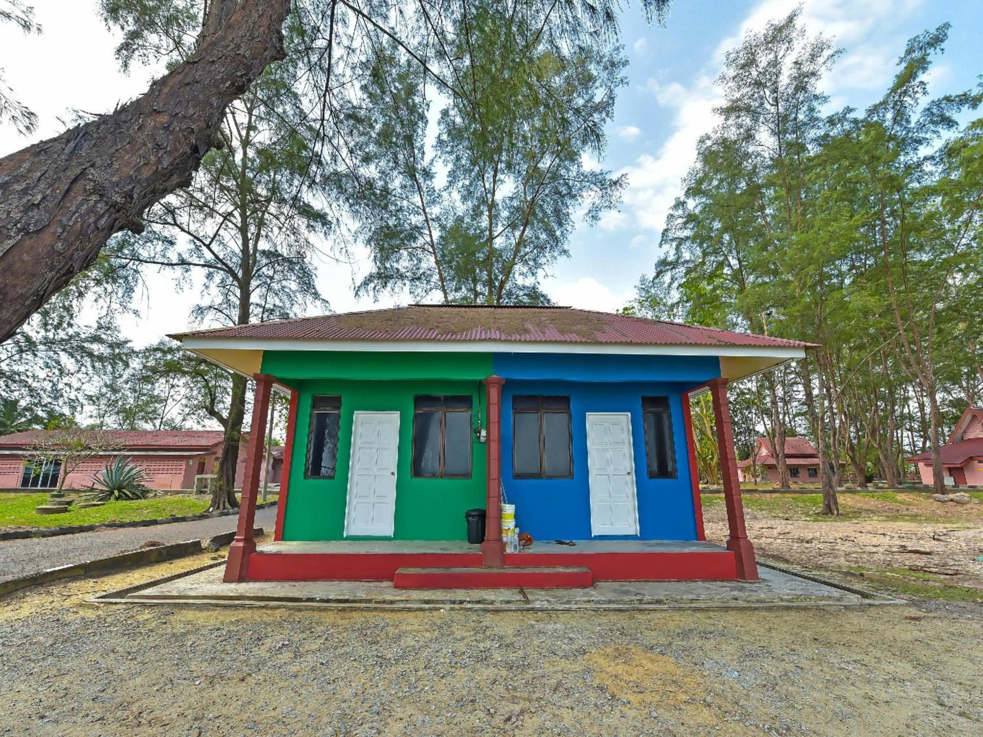 Oyo 90744 Bari Indah Beach Resort Kuala Terengganu Kültér fotó