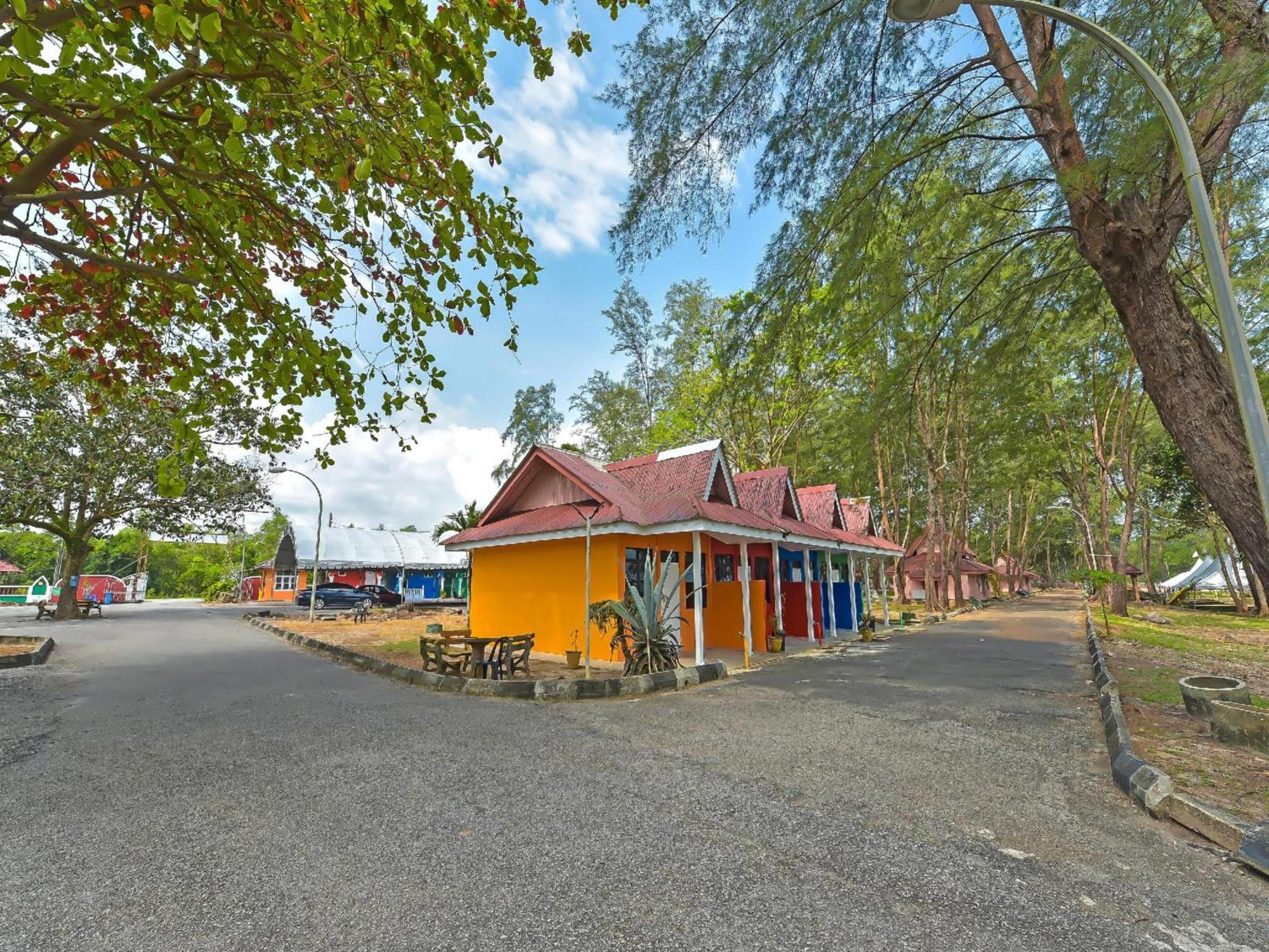 Oyo 90744 Bari Indah Beach Resort Kuala Terengganu Kültér fotó