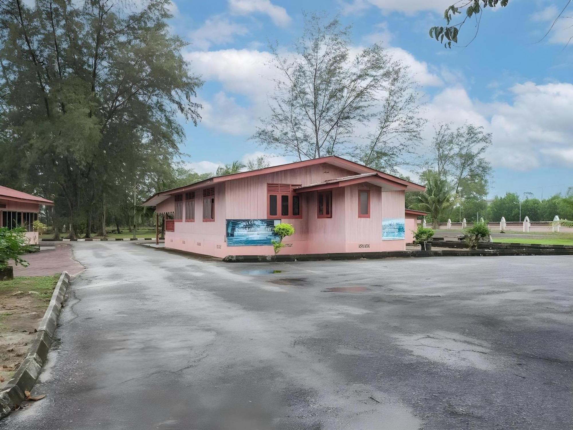Oyo 90744 Bari Indah Beach Resort Kuala Terengganu Kültér fotó