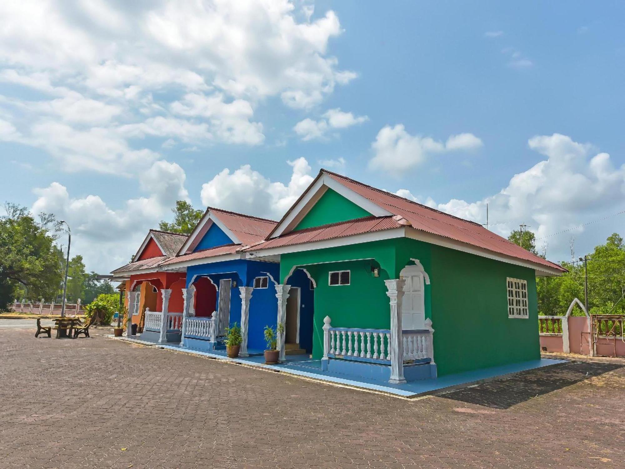 Oyo 90744 Bari Indah Beach Resort Kuala Terengganu Kültér fotó